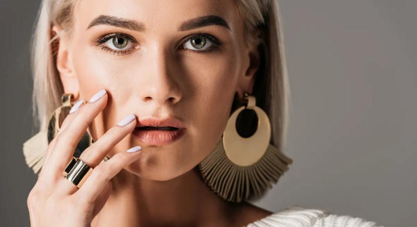 Ez a szezon legdivatosabb ékszere: így viseld stílusosan a nagy fülbevalókat