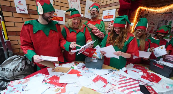 Elárasztották a Mikulás levelei a postát