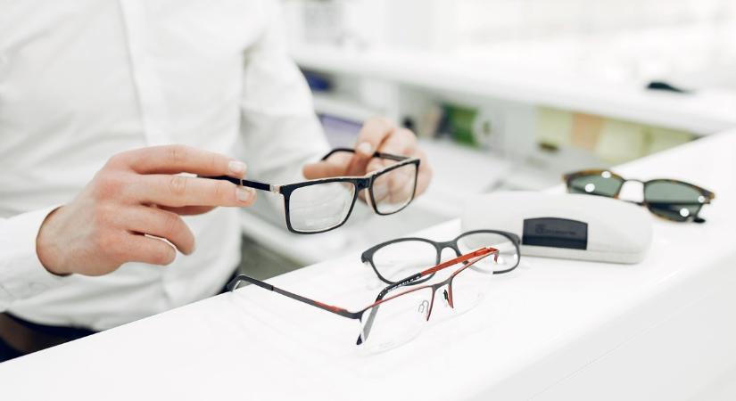 Adhat-e a dolgozónak a munkáltató éleslátást biztosító szemüveget adómentesen üzemorvosi vizsgálat nélkül?