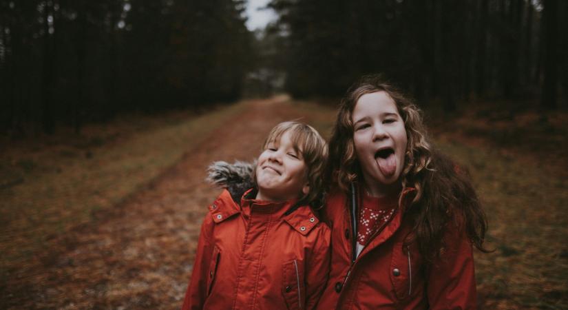 „Szépen kikötöttem a barackfához és bementem tévézni” – Testvéri csínyek, amikre a mai napig emlékszünk