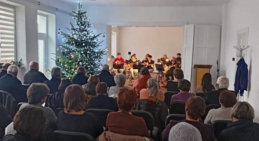 Meggyeskovácsi ünnepi műsorral és szeretetvendégséggel köszöntötte a karácsonyt