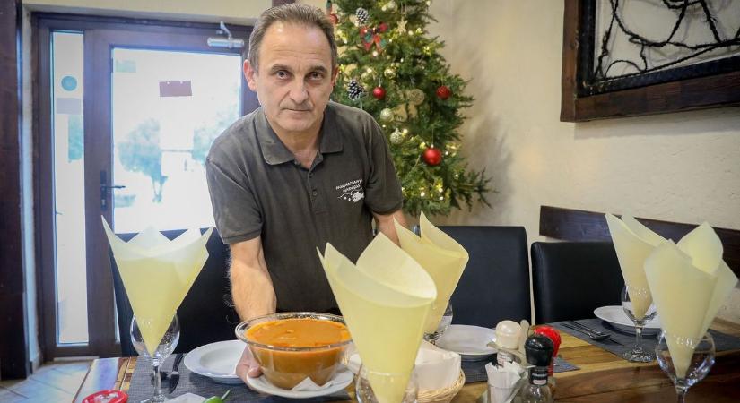 A halászléért áll a kocsisor a vendéglőtől a rumi körforgalomig - Miben rejlik a titkuk?