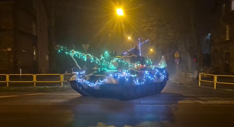 Ezt látnia kell, negyventonnás harckocsi vitte el a karácsonyt a lengyel kisvárosba