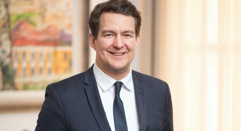 Karácsonyi meglepetés: dalra fakadt a kormánybiztos  videó!