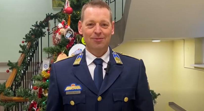 Megható karácsonyi verset szavaltak a rendőrök: videón az ünnepi köszöntés