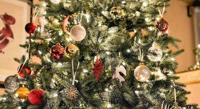 Szenteste hagyományai: mágikus hiedelmek, karácsonyfa és ünnepi ételek eredete