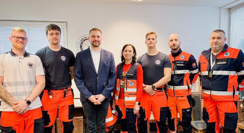 Az egészségügyi miniszter meglátogatta a szolgálatot teljesítő mentősöket, köszönetet mondott munkájukért