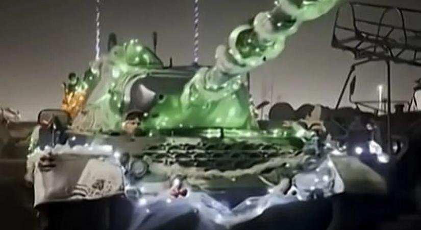Bizarr karácsonyi jelenség: ünnepi fényekkel feldíszített harckocsi gurult végig a városon