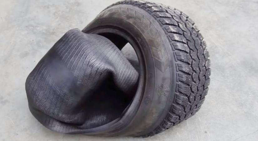 Iszonyú nehezen, de csak sikerült kifordítani egy autógumit