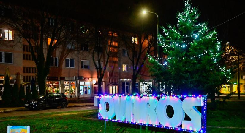 Karácsonyi fények a Kossuth parkban