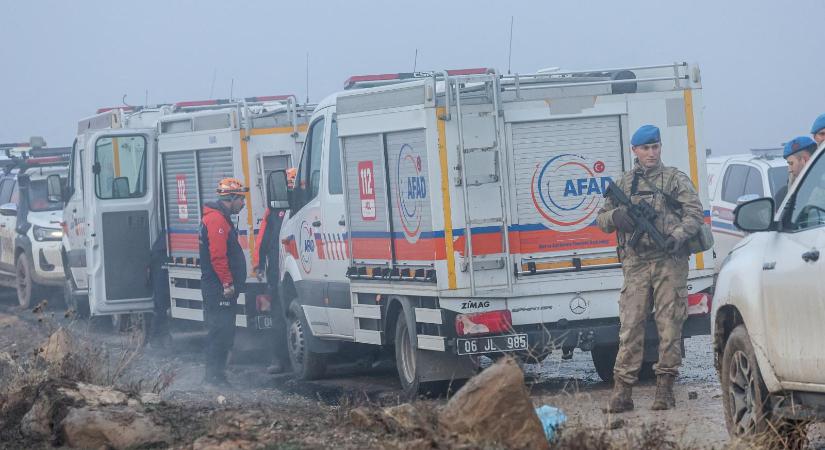 Lezuhant líbiai repülőgép: Megtalálták a feketedobozt, több utas volt a gépen, mint azt korábban állították
