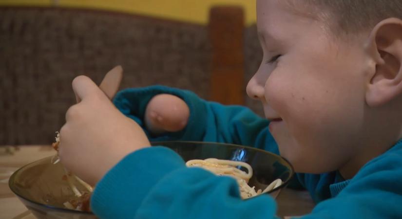 Az 5 éves Pistike végtaghiánnyal született – ma már bátran barátkozik az oviban