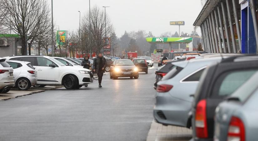 Utolsó pillanatos vásárlások a szombathelyi áruházaknál: ilyen volt a szenteste délelőttje - fotók