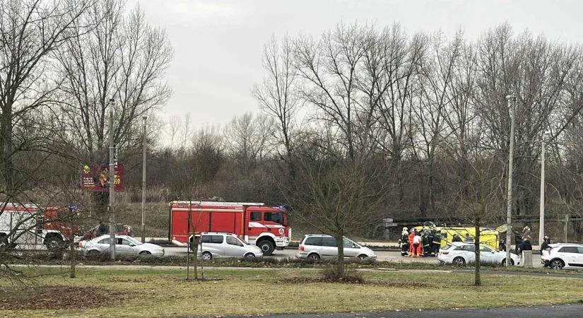 Oldalára borult a mentő – sokkoló baleset a forgalmas úton