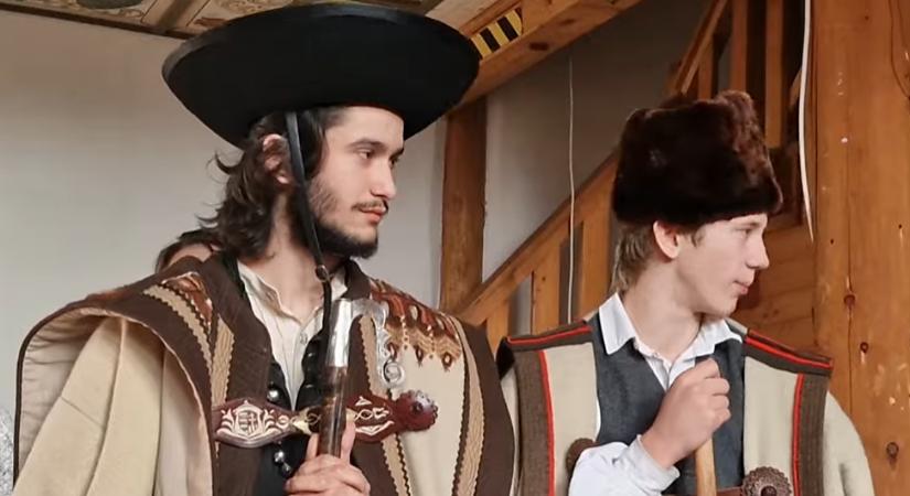 Így kívánnak áldott ünnepet a nádudvari betlehemesek – videóval