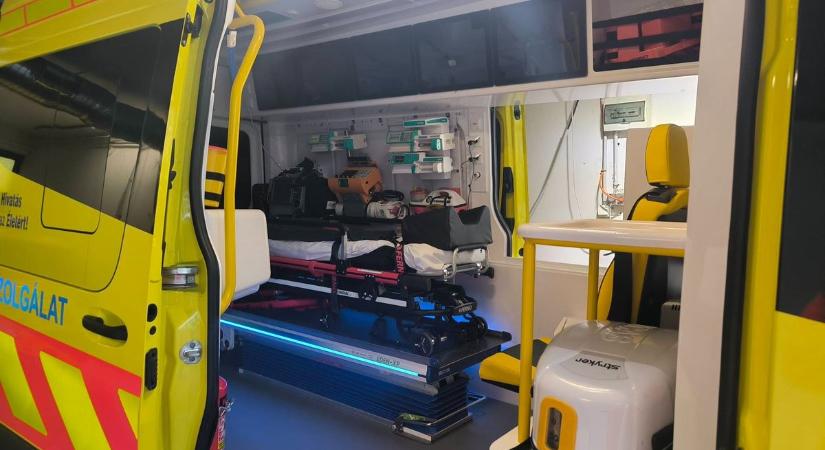 Elhalmozták ajándékkal a tatabányai mentőket, a legnagyobb csak a "garázsba" fért be