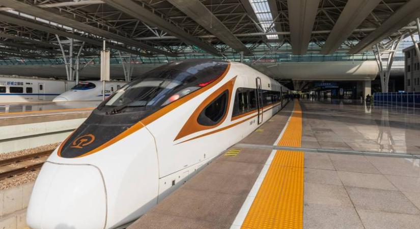 Így néz ki a kínai vonat, mely 350 kilométer/órával száguld: csak 4 ezer forint a jegy rá