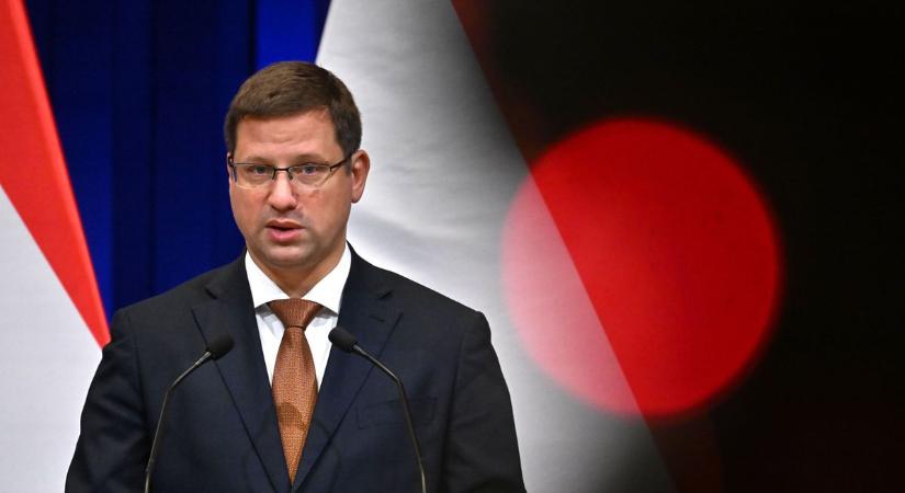 Itt a várva várt tradicionális fotó: előrukkolt az idei karácsonyfával Gulyás Gergely (FOTÓ)