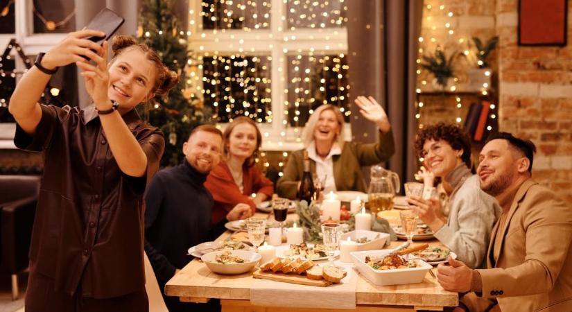 Közös karácsonyi fotó? Többé nem gond! Ördög Nóri férje megmondja a tutit