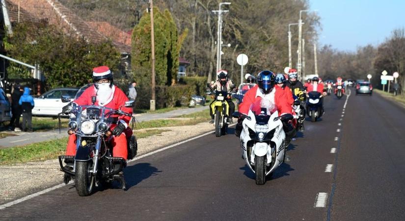 Piros ruhás motorosok lepték el a környéket – így gurultak a Mikulások a gyerekekhez