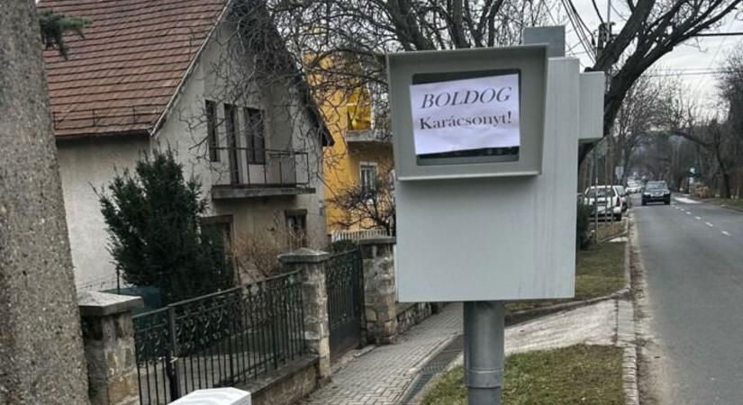 Boldog karácsonyt kívánt az autósoknak egy titokzatos jótevő