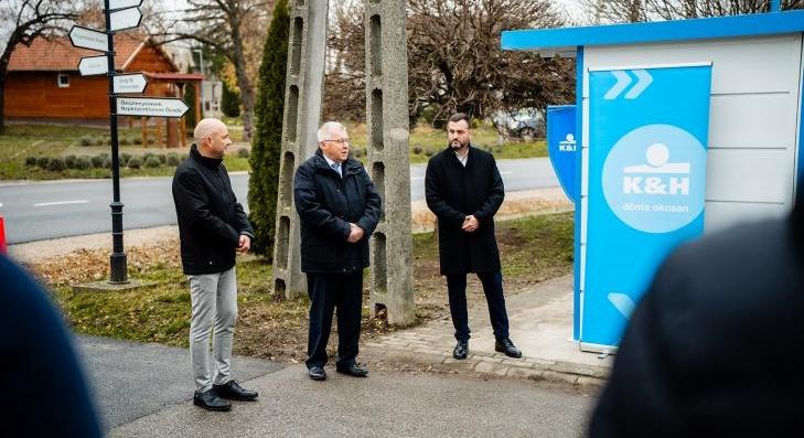 Bankautomata Karácsondon 