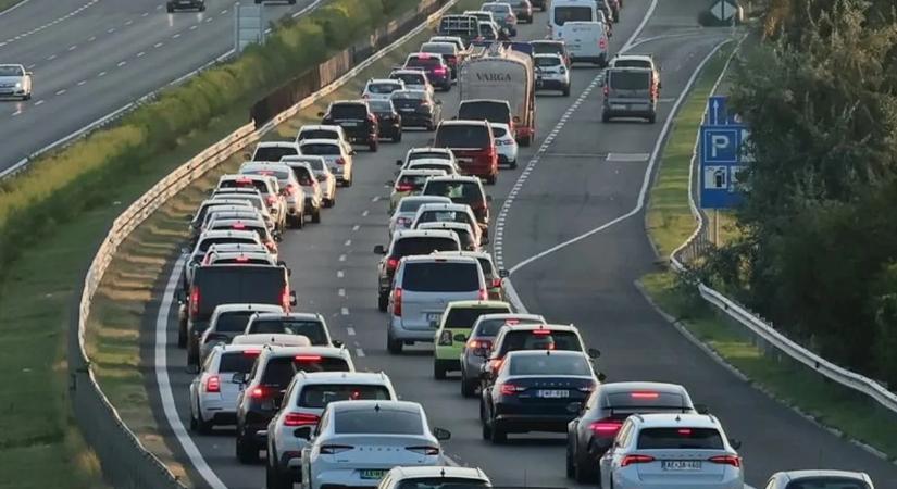Késve érkezhetnek a rokonok a fővárosba szenteste – áll a forgalom az M5-ösön Budapest felé