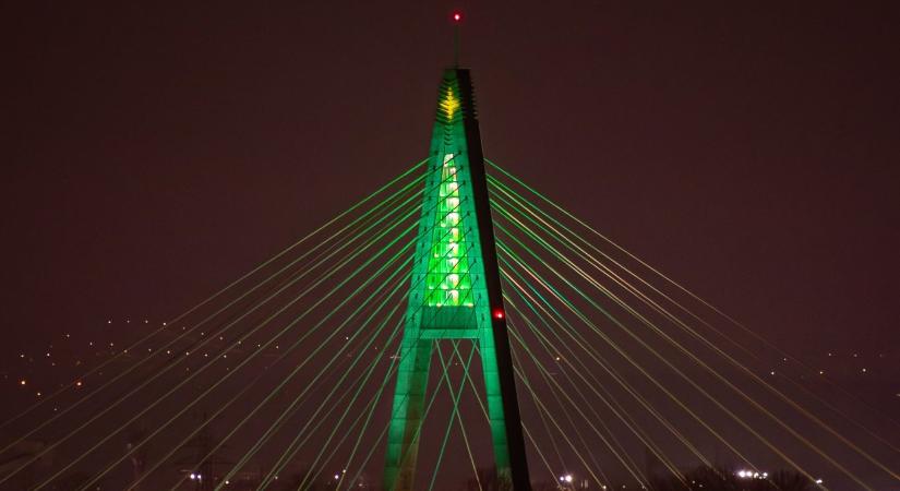 December 26-áig világítanak az ország legnagyobb karácsonyfái