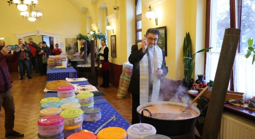 Hosszú sorok a halászcsárda előtt: ezért várta egész Szeged a szentelt halászlét (galéria, videó)