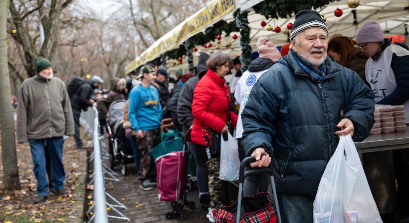 Gyorsan elkapkodták az élelmiszercsomagokat a karácsonyi ételosztáson