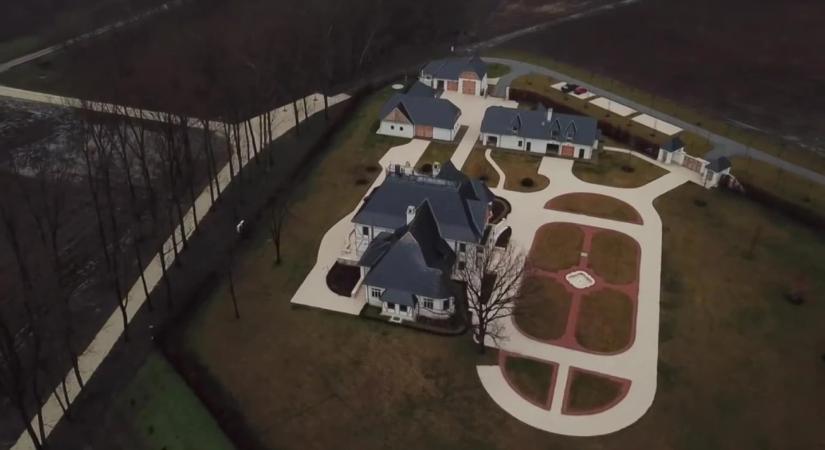 Engedély nélkül épülhetett teniszpálya Lázár János batidai erdejében, a vadászkastély mellett