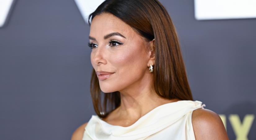Eva Longoria testre simuló ünnepi ruhája ámulatba ejt: csodásan festett a színésznő