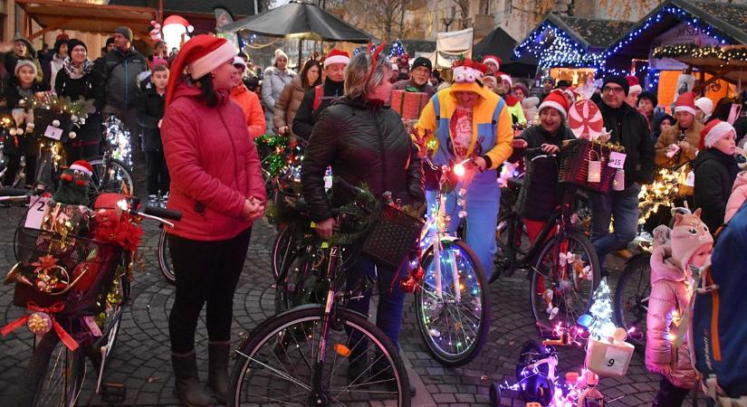 Ezt üzente mindenkinek az ünnepi szónok mielőtt meggyújtotta a negyedik gyertyát – galériával, videóval