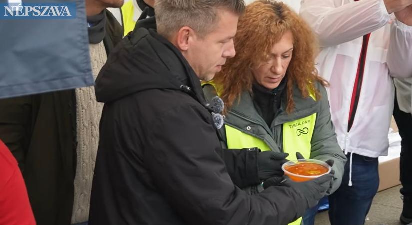 Bődületes felsülés: a Tisza Párt ételosztásán Orbán Viktort dicsérték (VIDEÓ)