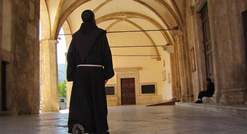 Több százezer forintot kereső szerzetesek