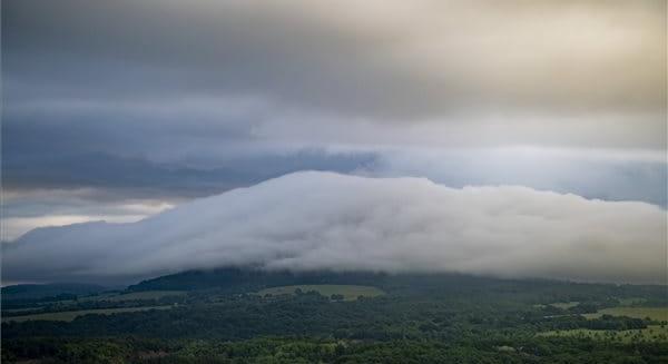 Szeles, felhős időjárás várható