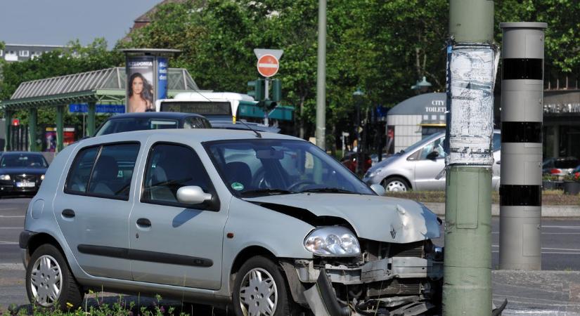 Villanyoszlopot döntött ki egy autó Balatonfenyvesen