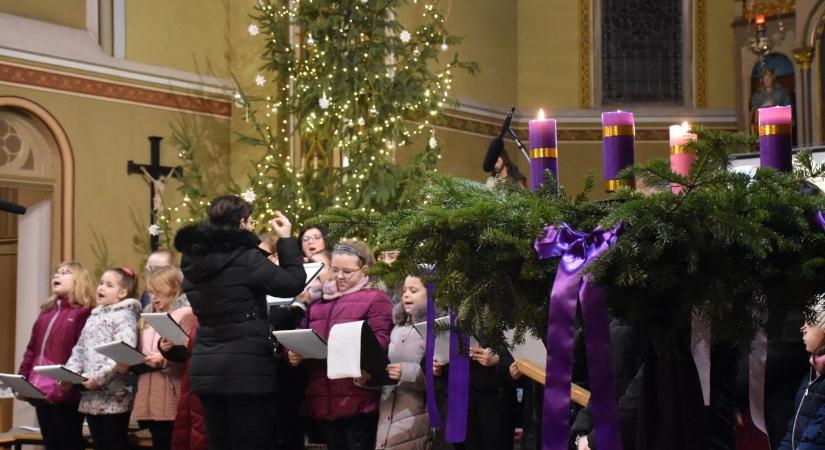 Meghitt ünnepi pillanatok a karcagi templomban – galériával
