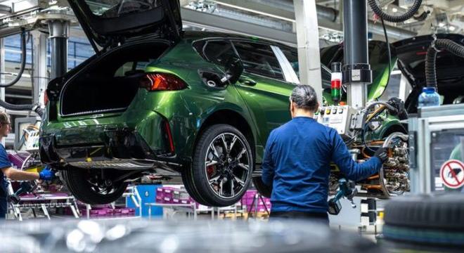 Autóipar 2026: lassuló AI, gyorsuló automatizáció