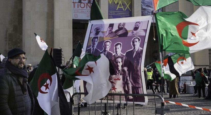 Lecsap a franciákra az egykori gyarmat, Macron eléri, amit egy elnökelődje sem