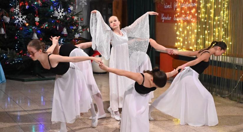 Elképesztő karácsonyi ünnepség Szolnokon: a diákok teljesen lenyűgözték a közönséget – galériával