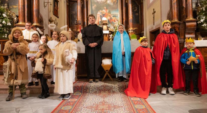 A karácsony története életre kelt a tatai kapucinus templomban fotók