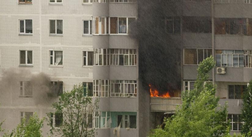 Létrán mentették ki az ott lakót egy égő belvárosi lakásból Szegeden