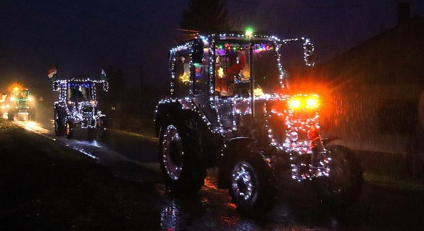 Traktoros fényfelvonulás: bevilágították Göcsej kapuját (galéria)