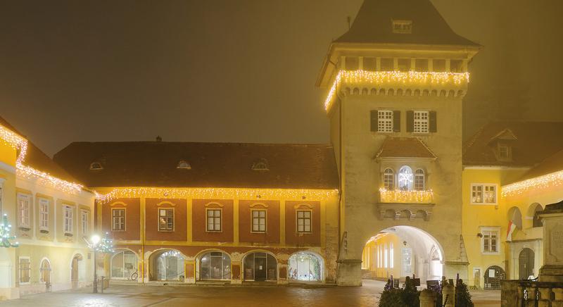 Áldott Karácsonyt kívánunk Csider Sándor verseivel és ködös esti kőszegi fotókkal