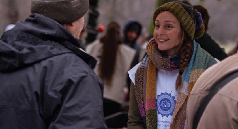 Gyorsan elkapkodták az élelmiszeradományt a karácsonyi krisnás ételosztás első napján