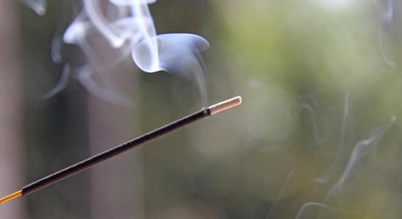 Ezt a füstölőt használd a lakás tisztításához: elűzi a rossz energiát