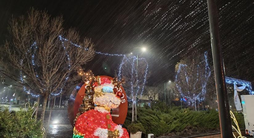 Így kezdett el havazni szenteste Dunaújvárosban - videóval