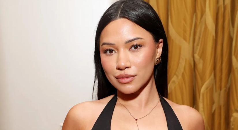 Ágaskodó bimbók, melltartó nélkül bulizott a színésznő