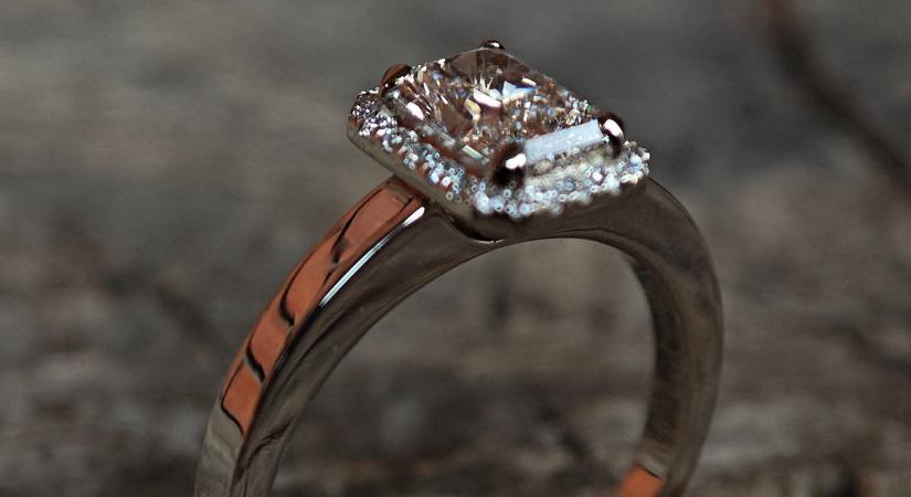 Karácsonyi lánykérés? Így válasszunk az örök szerelemnek méltó jelet